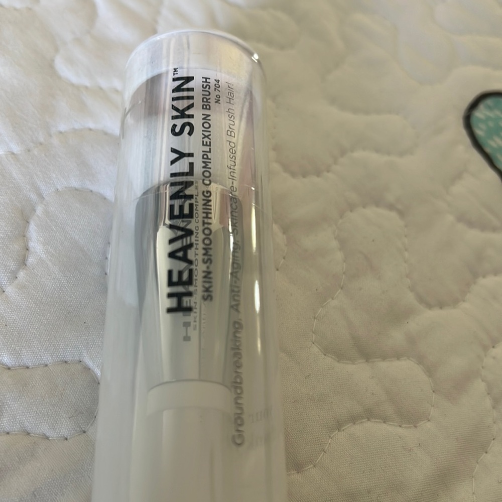 IT Cosmetics Heavenly Skin-Smoothing COMPLEXION Brush #704 NEW SEALED
